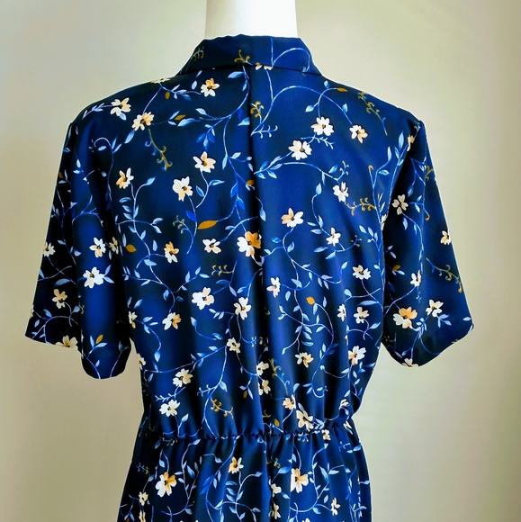 Women's Floral Print Wrap Dress - Picture 9 of 10